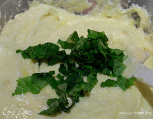 Аккуратно, по частям вводим их в тесто, стараясь сохранить как можно больше воздуха. Добавляем рубленный базилик.
