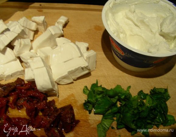 Для начинки рикотту солим, перчим по вкусу, режем или крошим козий сыр, режем вяленые томаты и базилик.
