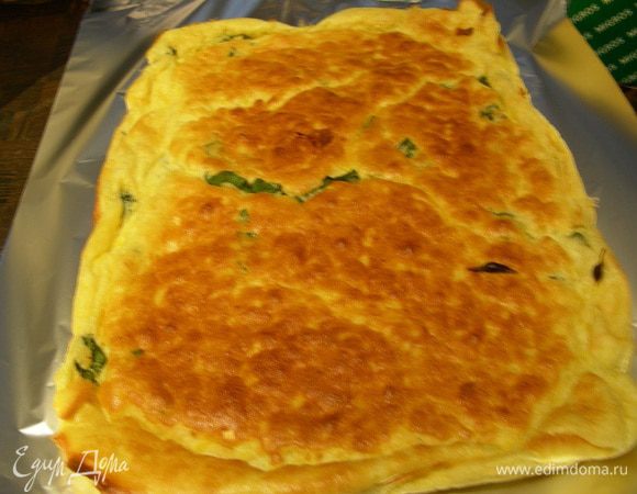 Выкладываем наш остывший корж на фольгу.
