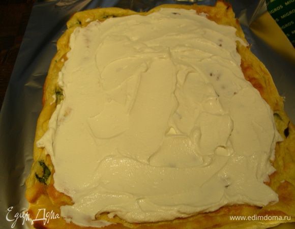 Промазываем его рикоттой, немного отступая от краев.
