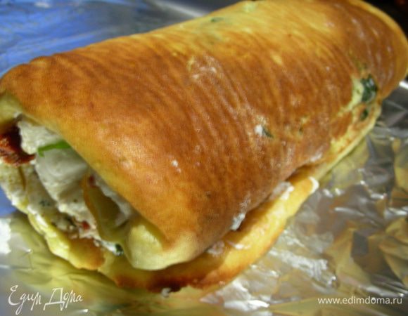 Скручиваем в рулет. Оборачиваем фольгой и отправляем его в холодильник на сутки. В рецепте это объясняется тем, что за это время он станет покрепче, потом с ним будет проще обращаться.
