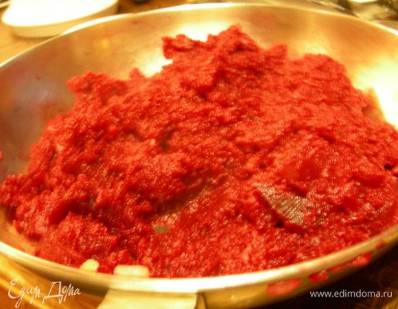 Пока разогревается рулет, сделаем свекольную икру к нему. Мелко режем лук и чеснок. Свеклу режем кубиками. Пару минут обжариваем лук и чеснок, к ним добавляем свеклу, цедру и сок лайма (или его листья), все прогреваем минут 7-10. Блендером измельчаем в пюре, лучше, чтобы небольшие кусочки чувствовались. Вот и все. Я его еще раз после блендера прогрела.
