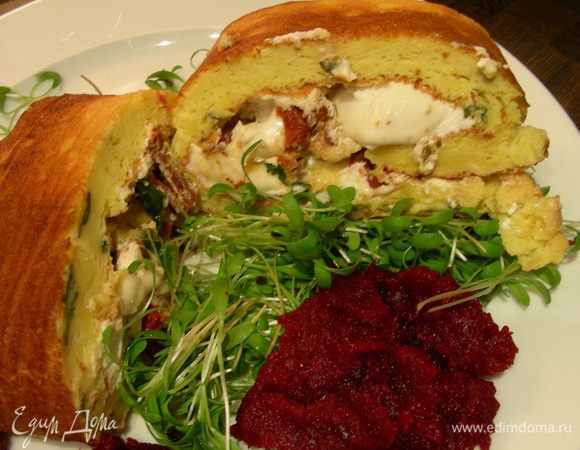 Выкладываем на тарелки салат, кусочки рулета и свекольную икру и подаем сразу же. Приятного аппетита)))
