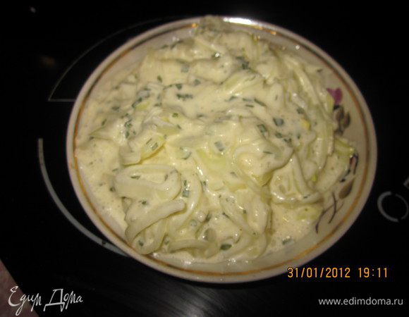 Поставим мариновать лук.Нарежем его полукольцами,перемешаем с майонезом,добавив 1\2 ч.л. сахара.

