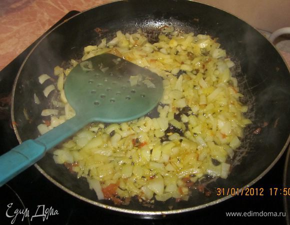 Замесим тесто для лаваша по рецепту Анастасии (http://www.edimdoma.ru/recipes/15463). Пусть оно пока поднимается,а мы тем временем займемся приготовлением начинки.Поджарим лучок.

