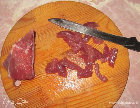 Порежем полосками мясо.

