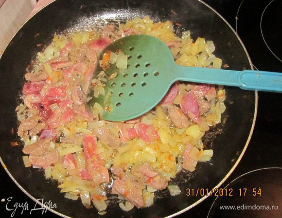 Как лук подрумянится,выложим к нему нашу говядинку.

