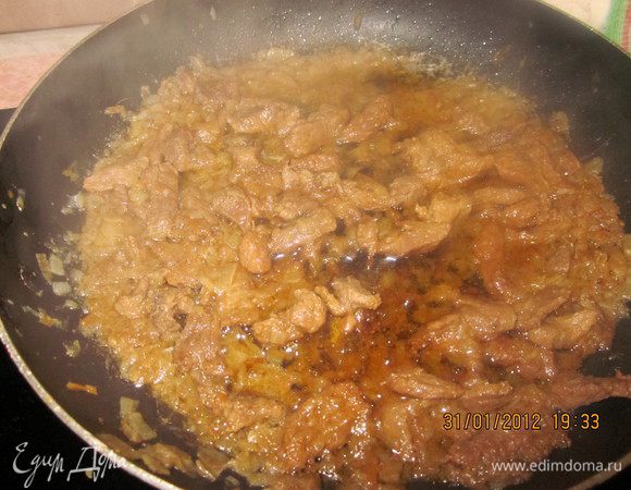 Обжарим,добавим воды,пусть тушится. Подливаем воду по мере ее выкипания до тех пор,пока мясо не станет мягким.

