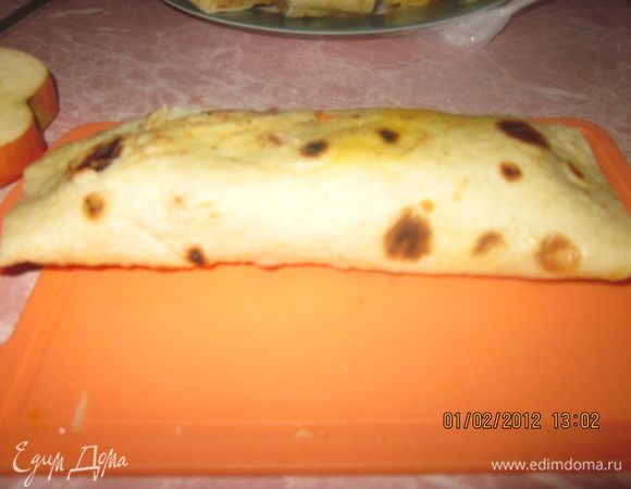 Испекли лепешки.Выкладываем поочередно по диаметру лаваша мясо,маринад,лук вместе с майонезом.Сверху присыпем тертым яблочком для придания пикантности и свежести.Завернем в трубочку.Так проделаем со всеми лепешками