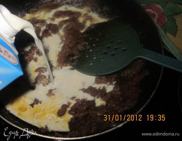 Польем молоком,перемешаем и тушим минуты 3 до загустевания.