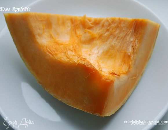 Тыкву помыть и порезать на дольки, не разрезая корку.

