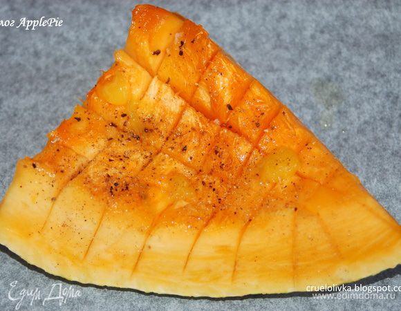 Обильно полить маслом, посыпать специями. Мед растопить, если он плотной консистенции, и полить им тыкву.