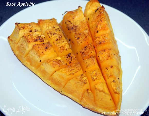 Духовку разогреть до 180 градусов, поставить в нее противень с тыквой, предварительно накрыв его бумагой для выпекания. Выпекать до мягкости тыквы и румяного цвета.