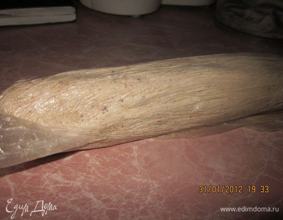 Положить сало в комбайн,в емкость для перекручивания,добавить мелконарубленный чеснок,перец,аджику,горчичку.Кстати,в этот раз я в сало положила и кожуру,получилось еще вкуснее.Перемолоть все на высоких оборотах.