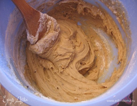 Добавить гашеную соду и просеять муку, перемешать( тесто будет густое)