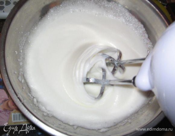 Белки взбивать на макс. скорости миксера, постепенно добавляя сахар, до крепкой пены