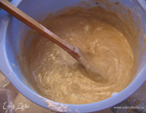 Аккуратно подмешать белки и хорошо перемешивать тесто минут 5, чтобы ушли все комки