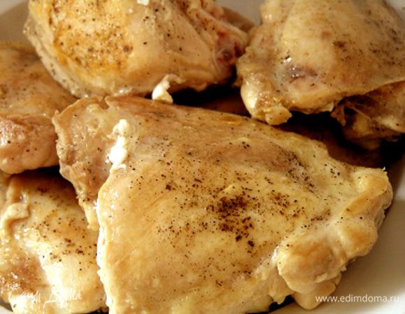 Выложить обжаренную курицу в миску.