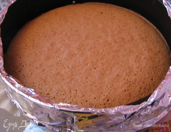Тесто вылить в разъемную форму(д30 у меня), застеленную промасленным пергаментом. стенки формы я обернула фольгой. Выпекать при180 гр. ок. 25 минут. Выпеченный корж остудить.