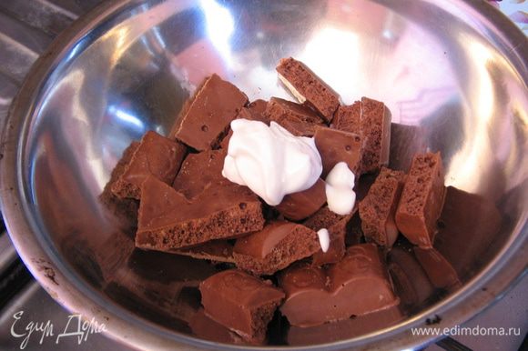 Растопить шоколад со сметаной на водяной бане и окунуть бока кружочков в шоколад( я растапливала по одной плитке, т.к быстро застывает шоколад)...убрать в холодильник минут на 30