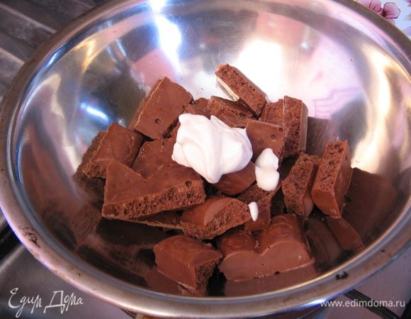 Растопить шоколад со сметаной на водяной бане и окунуть бока кружочков в шоколад( я растапливала по одной плитке, т.к быстро застывает шоколад)...убрать в холодильник минут на 30