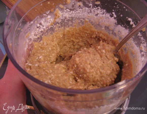 Тертую цедру лимона,сгущенку, кокосовую стружку(2 ст.л) и  все обрезки(в том числе и те что вырезали из кружочков)сложить в блендер и измельчить в пасту...