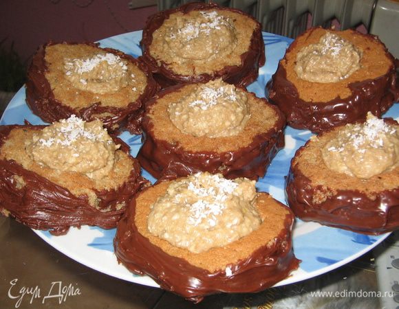 Наполнить выемки массой( у меня около 2 ч.л) и чуть присыпать кокосовой стружкой. Поставить в холодильник минут на 40...а можно и не ставить))))
