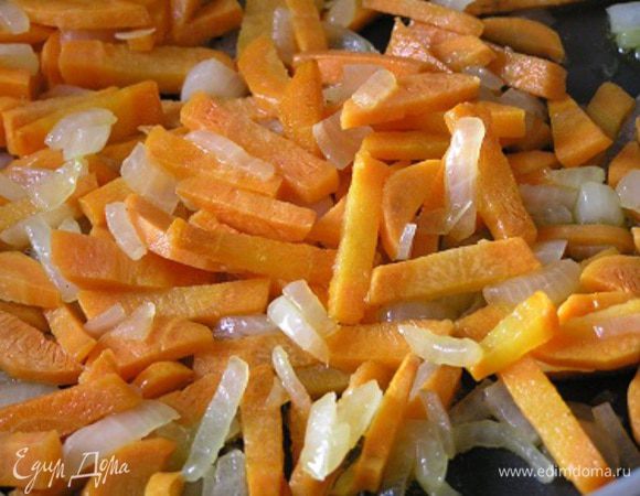 обжаривать 5-7 минут, помешивая.