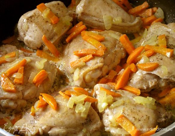 Затем вернуть курицу в сковороду, влить вино, довести до кипения, дать выпариться спирту.