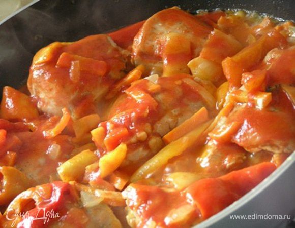 Добавить томаты (у меня лечо), довести до кипения, посыпать базиликом, тимьяном и лавровым листом,