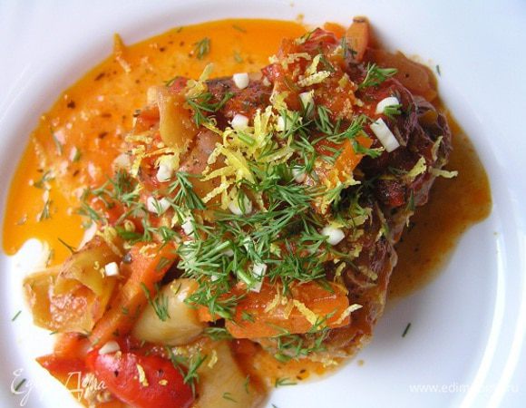 На тарелку выложить порцию курицы, добавить овощи, полить образовавшимся соусом. Посыпать цедрой лимона, измельченным чесноком и петрушкой (у меня укроп).