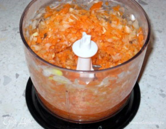Перемолоть морковь, лук и сельдерей в блендере.

