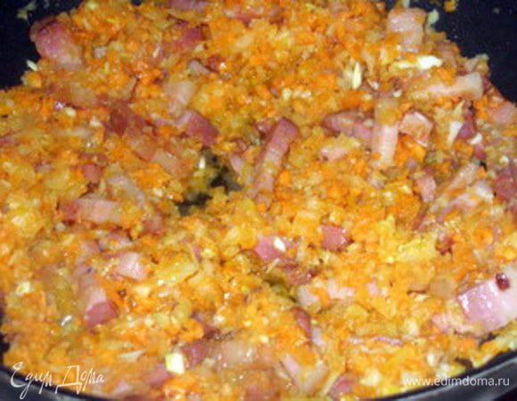 Слегка обжарить грудинку на небольшом количестве оливкового масла (чтобы она не дымила) и добавить перемолотые овощи. Обжарить всё вместе пару минут.