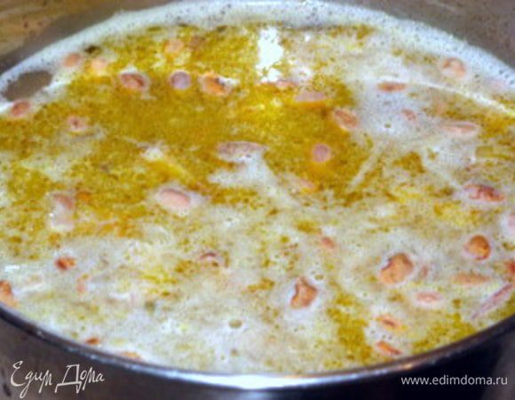 Вскипятить бульон. В кипящий бульон добавить овощи с грудинкой, фасоль и чечевицу, а также нарезанный кубиками картофель. Варить суп до готовности фасоли, около часа (а вообще, чем дольше,тем лучше).