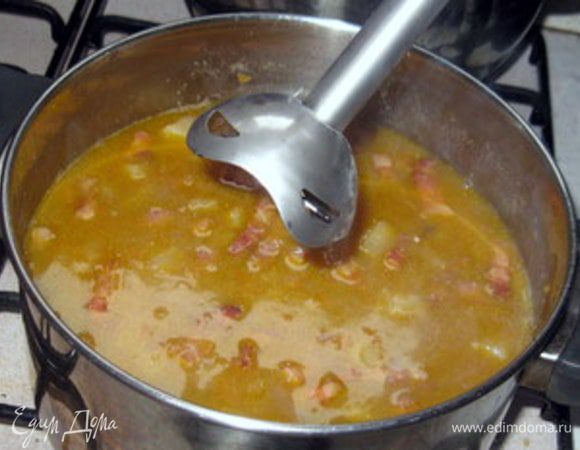 Готовый суп посолить и поперчить по вкусу, выключить и погружным блендером перемолоть слегка (всего несколько нажатий на кнопку «старт») суп, чтобы предать его консистенции кремообразность.



