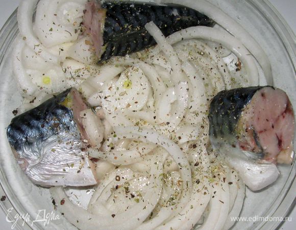 Скумбрию вымыть холодной водой. Не размораживая, разрезать на кусочки(3шт.).Луковицу порезать полукольцами. Половину лука уложить в посуду для СВЧ,сверху выложить рыбу. Выложить оставшийся лук. Слегка посолить, поперчить, посыпать прованскими травами. 