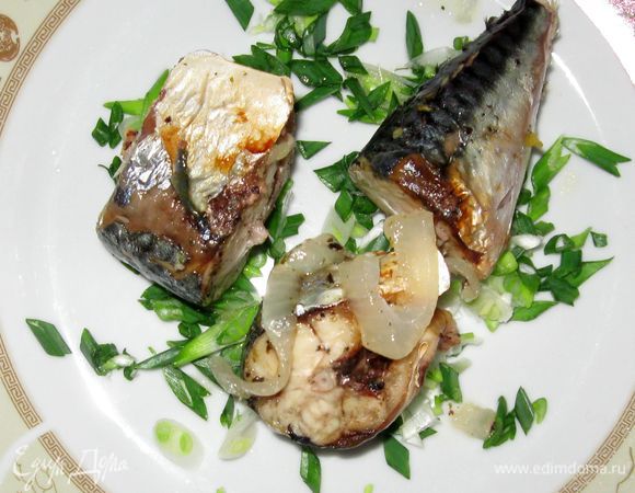 Накрыть крышкой. Готовить 6 минут при максимальной мощности. Затем осторожно перемешать. И готовить еще 6 минут при максимальной мощности. Итак, прошло суммарно 12 минут - рыба готова. Даже слегка подрумянилась!