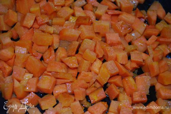 Морковь нарежем мелким кубиком и немного обжарим.