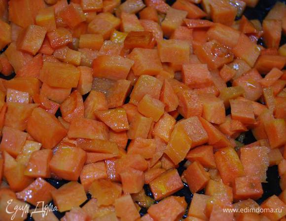 Морковь нарежем мелким кубиком и немного обжарим. 