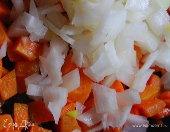 Добавим мелко нарезанный лук,соль,перец и обжарим до золотистого цвета.