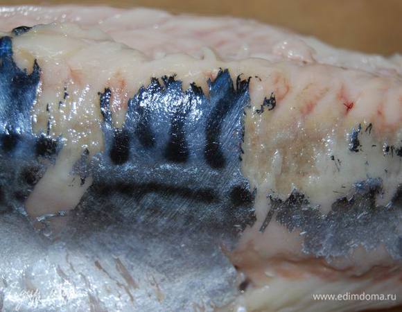 Подготовим скумбрию. Помоем,освободим от головы и внутренностей, снимем кожицу.