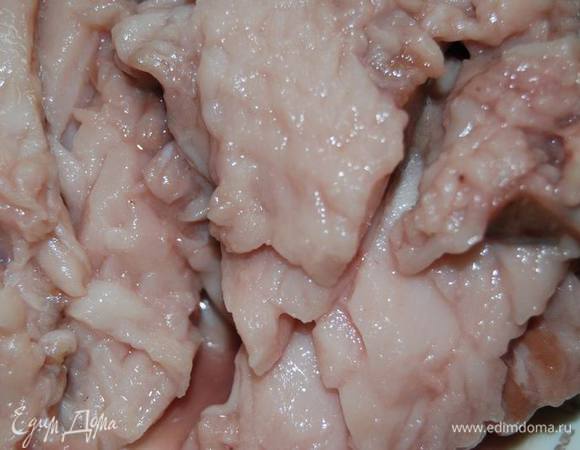 Разделаем на кусочки филе,тщательно удалив кости.