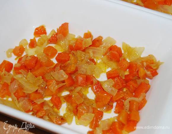 В форму или порционные формы для запекания выкладываем подготовленную овощную смесь.