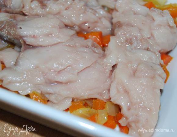 Сверху -кусочки рыбы. Солим,перчим.