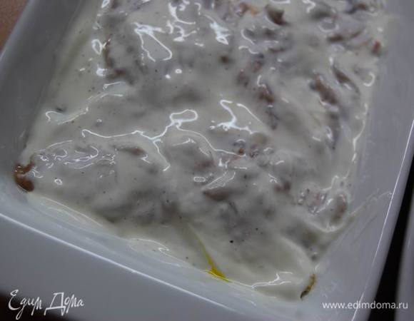 Покрываем сметаной.