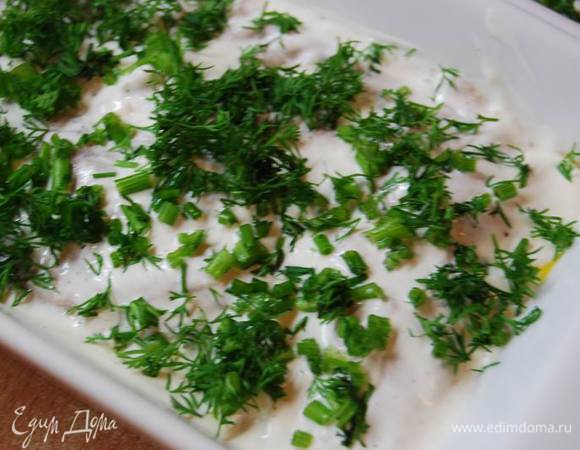 Посыпаем укропом. 