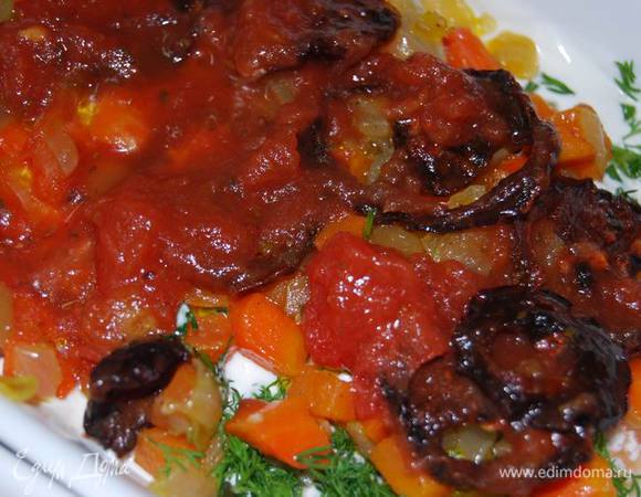 Помидоры (я смешала томаты кусочками в собственном соку и вяленые).