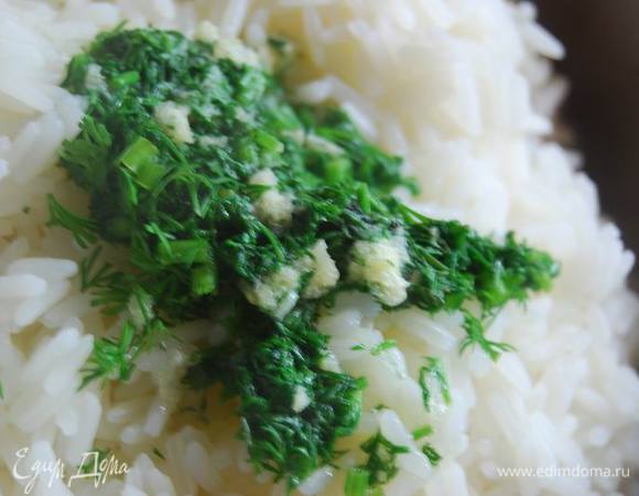 На гарнир конечно же идеальным и по вкусу и по самому названию блюда будет рис. Я приготовила пропаренный рис, добавив  к нему растопленное на сковороде сливочное масло,ароматизированное зубочком мелко нарезанного чеснока и горстью укропа.