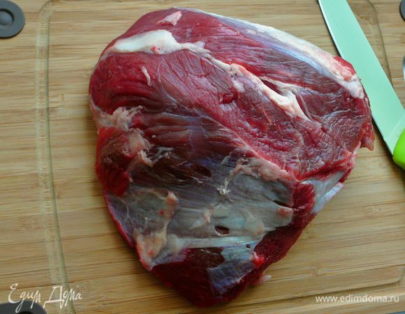 Говядина,для этого рецепта подойдет любая.Я использовала заднюю часть,но после такой тепловой обработки как говорит моя бабушка”ее можно есть губами”.