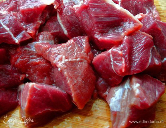 Говядину вымыть,обсушить.Нарезать небольшими кусочками.Если вы используете свинину,то свинину можно нарезать  крупнее.Бабушка если использовала свинину резала ее очень крупно,размером почти с картофелину,особенно если свинина была антрекот или ошеек.